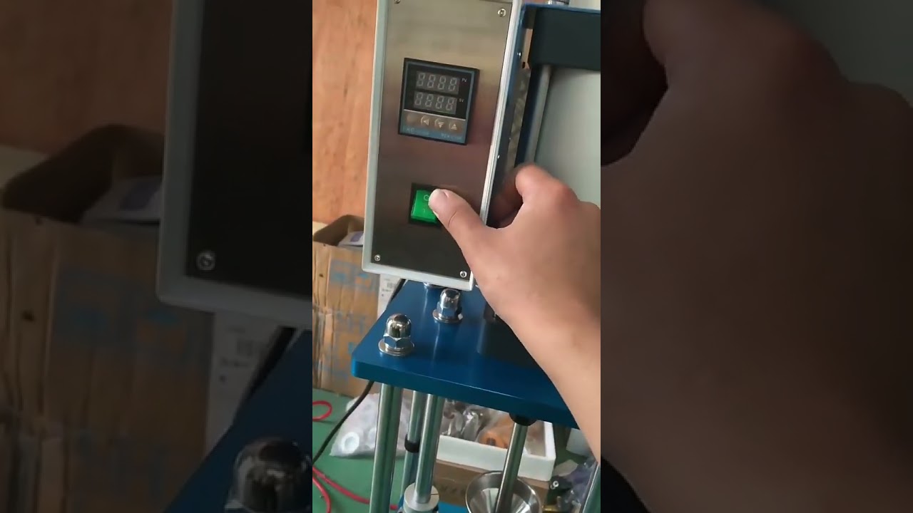 Mini pneumatisk sprøytestøpemaskin – bordmodell vertikal støping for USB-ladehoder og strømbryterplugger